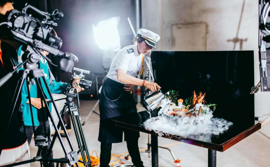 拍摄宣传片复杂的摄影照明方法(图1) 深圳宣传片拍摄采用照明等会复杂厂家拍摄